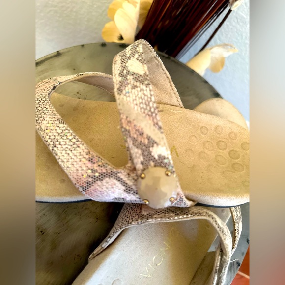 Vionic|Faux Snakeskin Embossed Sandals|Size 8/39|Cocoa Pink Iridescent - Picture 5 of 7